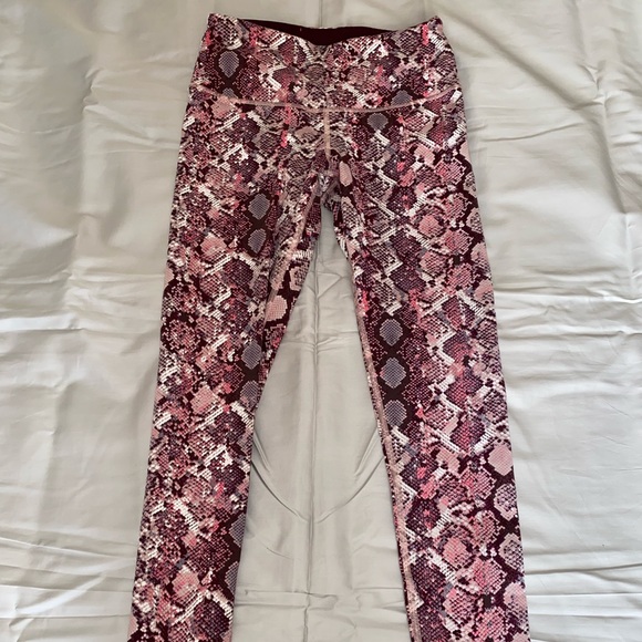 Victoria Secret Sport Snakeskin Knockout Leggings in PINK 💖 Size XS Never Worn - Picture 3 of 3